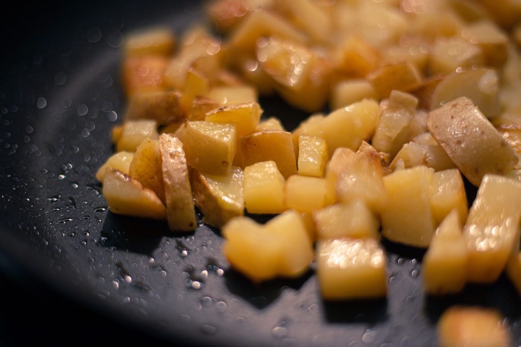 Patatas a lo pobre: una receta fácil y rápida con un sabor de escándalo 15 dorar