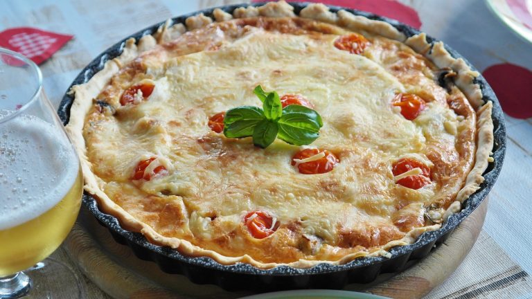 Deliciosa receta de quiche sin masa con patata, beicon y queso