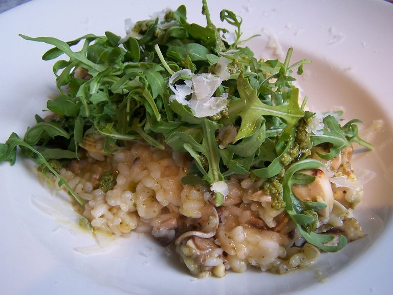 Risotto a la parmesana: los pocos ingredientes de un plato consistente
