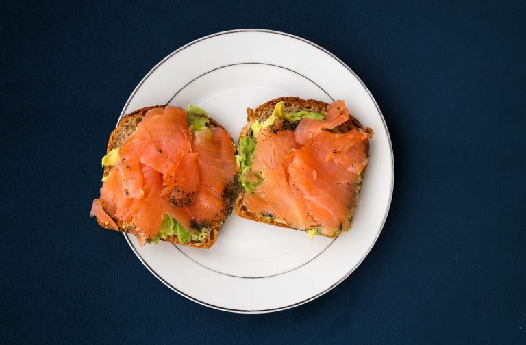 Tostas de aguacate con salmón ahumado: cómo prepararlas de aperitivo para Navidad