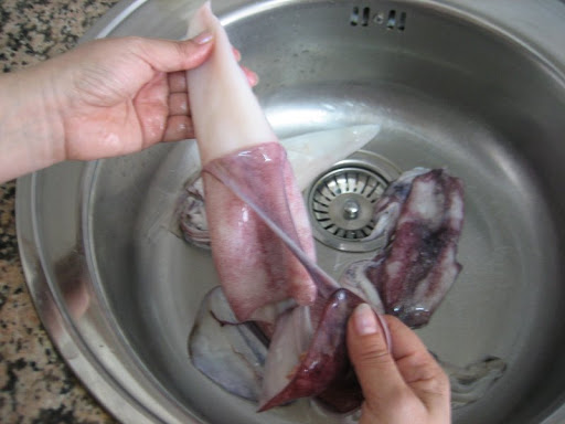 Proceso de limpieza de los calamares 
