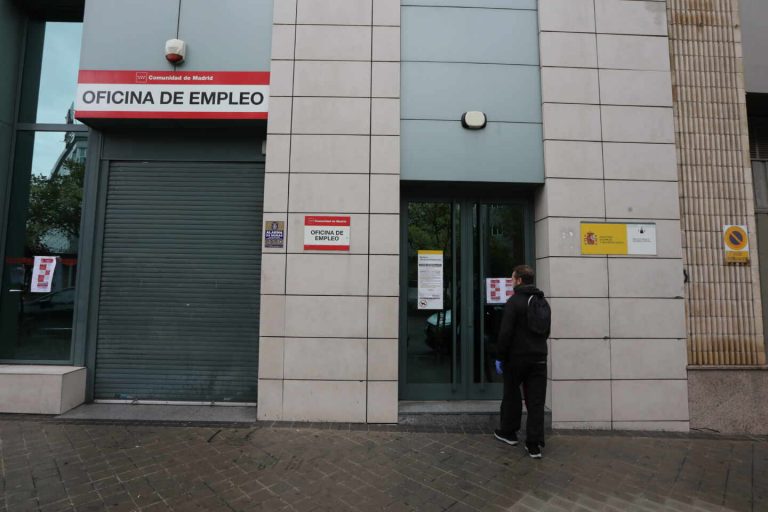 El paro baja en 615.900 personas en 2021 y se crean 840.700 empleos, récord desde 2005