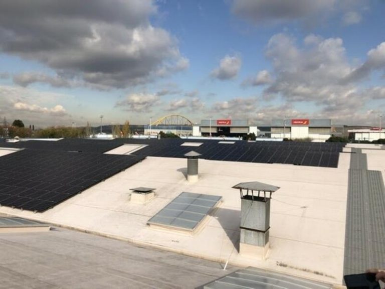 Iberia comienza a operar la mayor planta de autoconsumo del Ibex 35 en La Muñoza