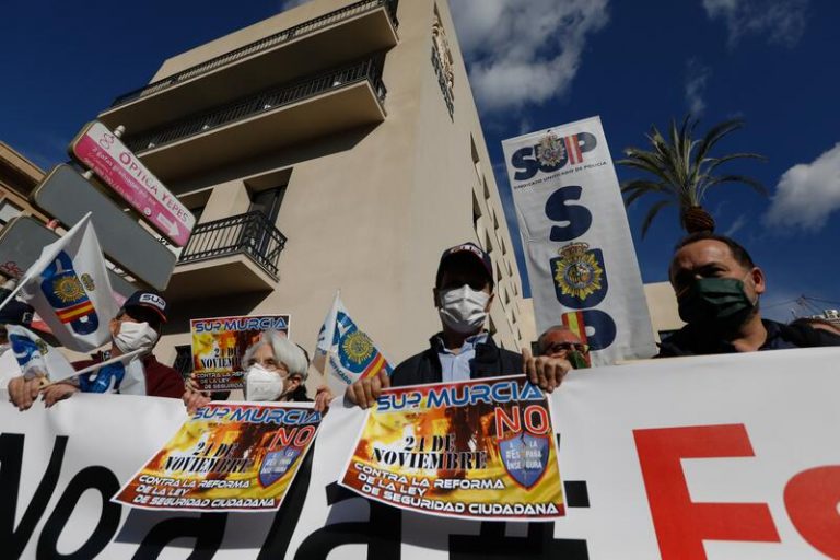 PSOE lanza una campaña con mociones en toda España recalcando que la reforma de la 'ley mordaza' sí apoya a la Policía