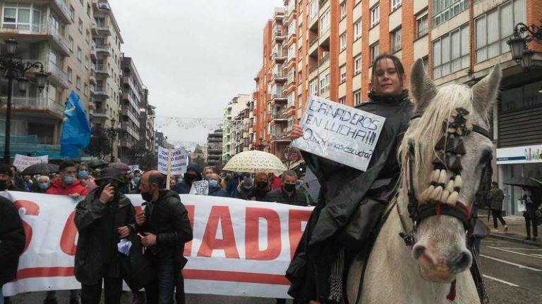 Una gran manifestación de ganaderos colapsa el centro de Oviedo para marcar un punto de inflexión en el sector