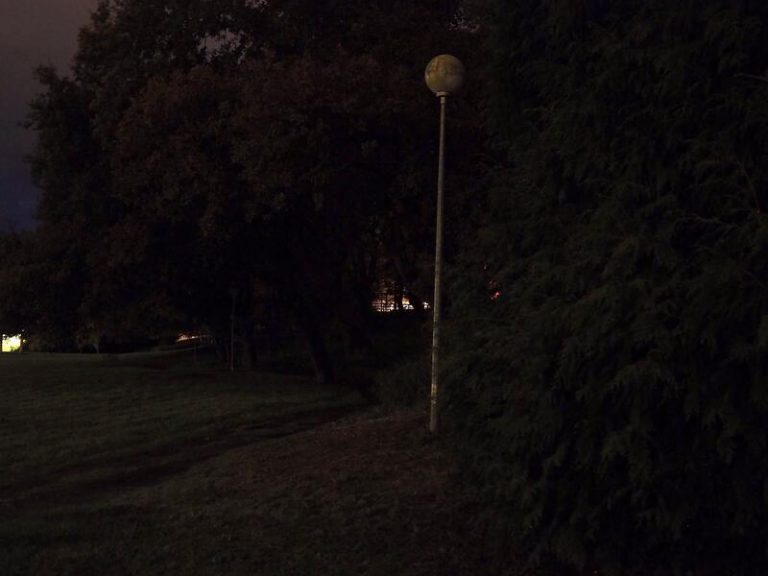 Denuncian que un encapuchado acosa mujeres en el campus de Lugo