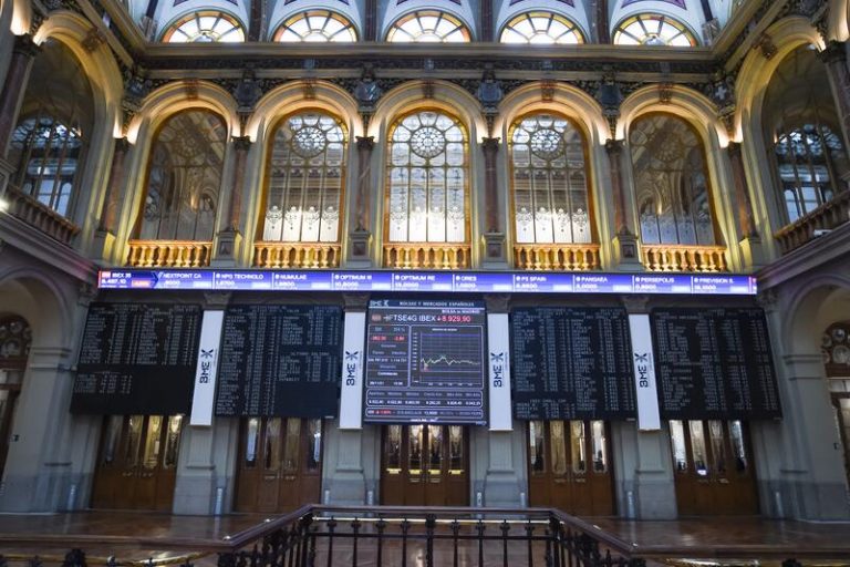 El Ibex 35 se deja un 1,9% en la semana y pierde los 8.300