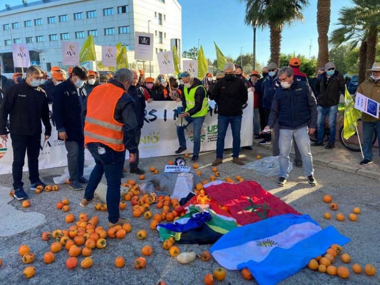 Una marcha de tractores protesta por 