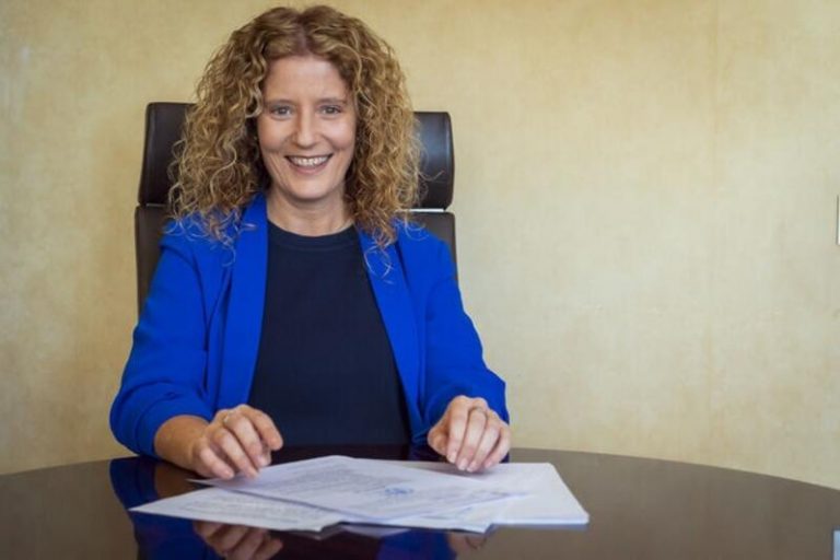 El Cabildo de La Palma entrega las donaciones recibidas a un millar de familias afectadas