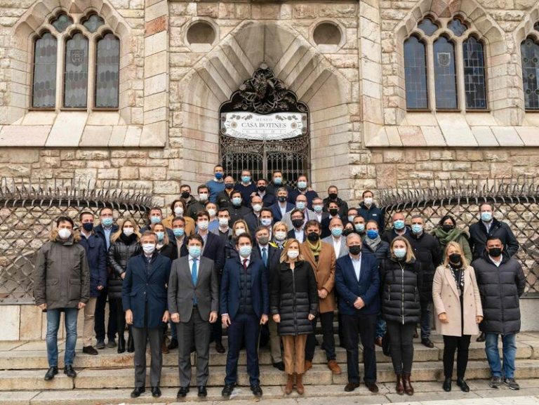 Casado pone a sus cargos provinciales en modo electoral