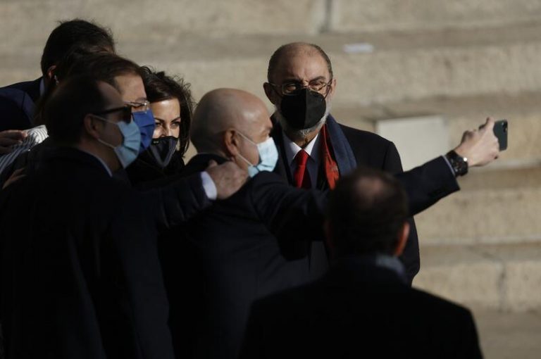 El presidente de Aragón cree que, antes que reformar, urge defender la Constitución