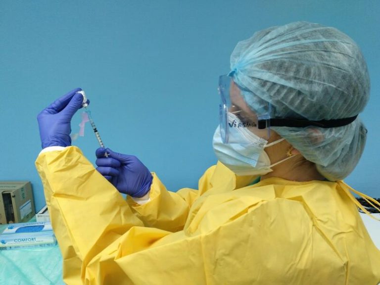 Andalucía administra más de 900 vacunas de refuerzo en un día