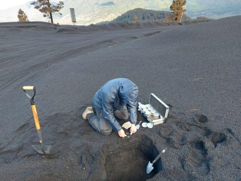 Investigadores realizan un nuevo muestreo de lavas y piroclastos del volcán de La Palma