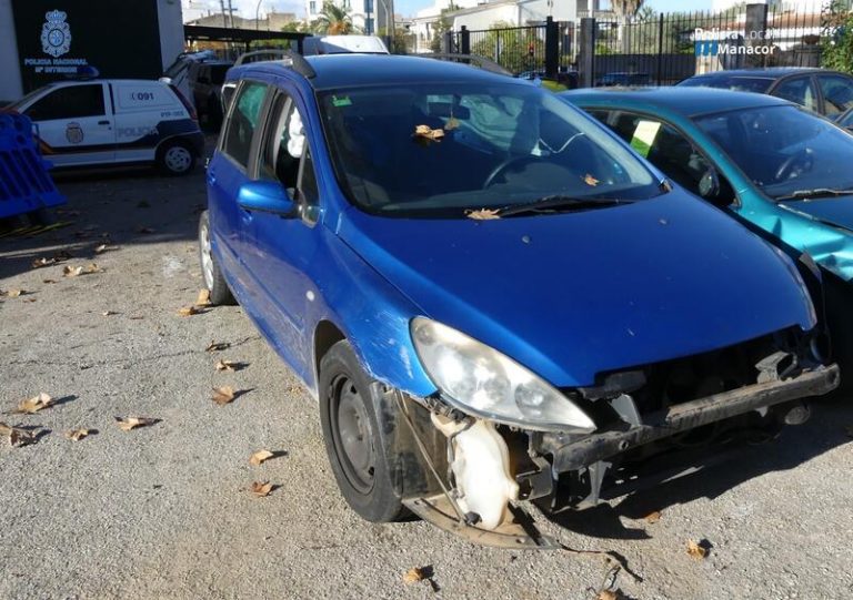 Detenido un joven ebrio con droga en su coche con el que chocó con varios vehículos