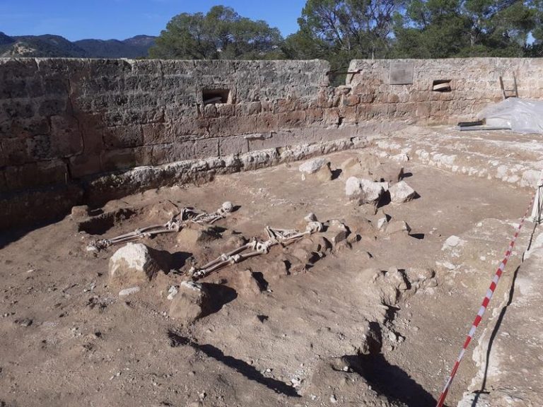 El hallazgo de un mechero de estilo napoleónico ubica en el siglo XIX los cuerpos localizados en el Castillo de Bellver