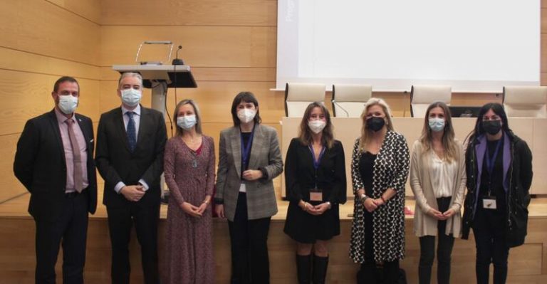 El perfil del ciberacosador sexual: Un veinteañero que acosa simultáneamente a más de 15 menores