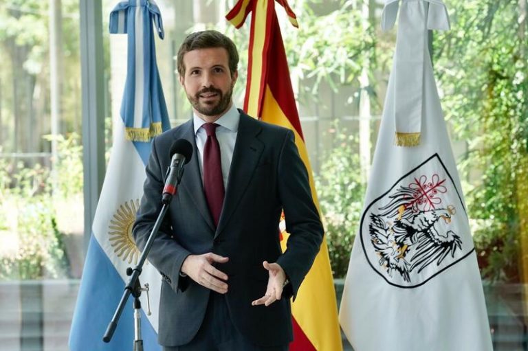 Casado carga contra Zapatero desde Argentina por apadrinar el Grupo de Puebla