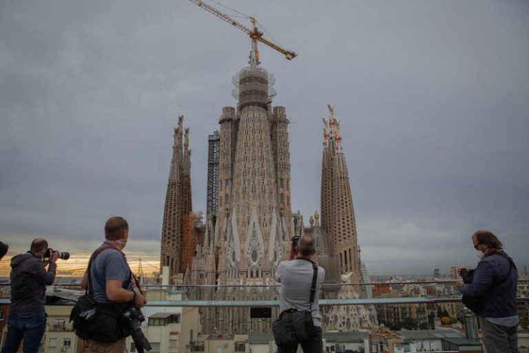 La Sagrada Familia iluminará la torre de la Virgen María este miércoles tras la misa y bendición