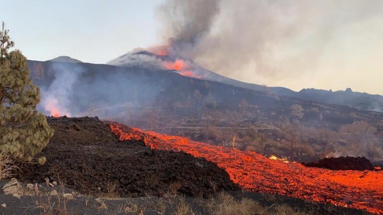 La lava transcurre por el interior de las coladas existentes principalmente en tubos lávicos