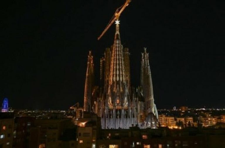 Fundación Endesa colabora en la iluminación de la torre de la Virgen María de la Sagrada Familia