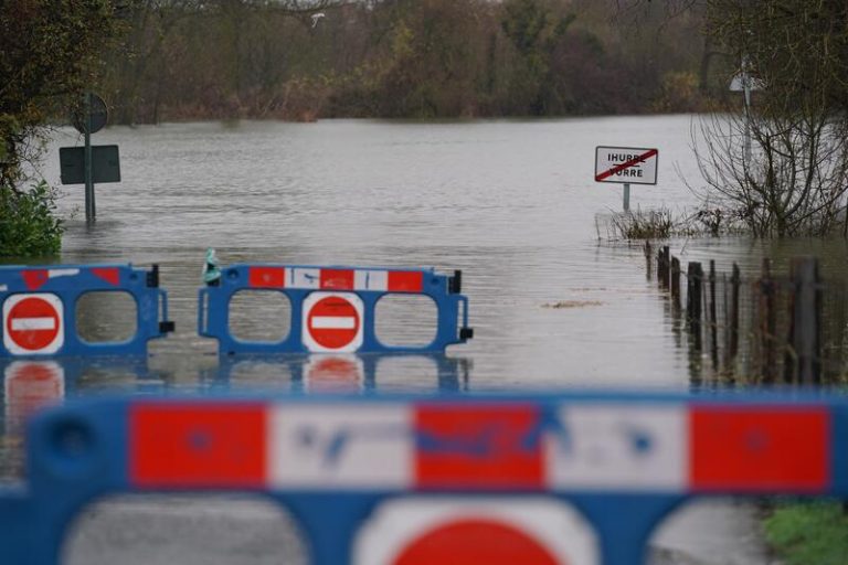 El desbordamiento del río Zadorra inunda Astegieta