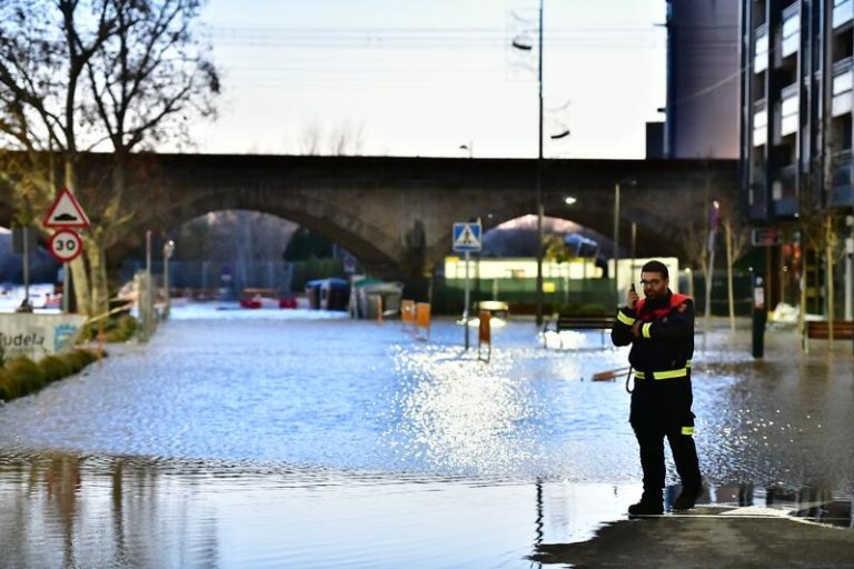 La avenida del Ebro supera Tudela con un caudal inferior a la crecida de 2018