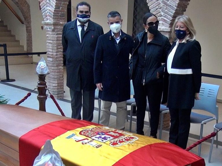 Claudia, viuda de Manolo Santana y rostros conocidos acuden a la capilla del tenista