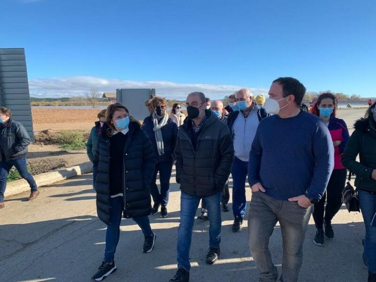 Lambán destaca labores de limpieza del cauce del río de la CHE