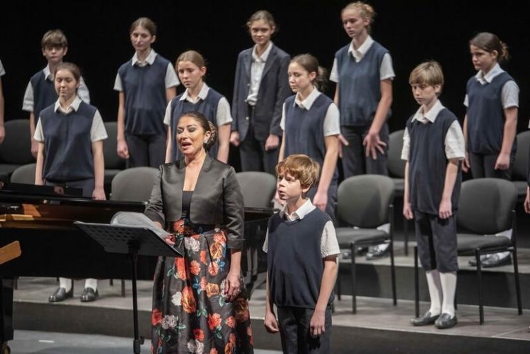 Almería rinde homenaje a Montserrat Caballé con las voces de su hija y Los Chicos del Coro