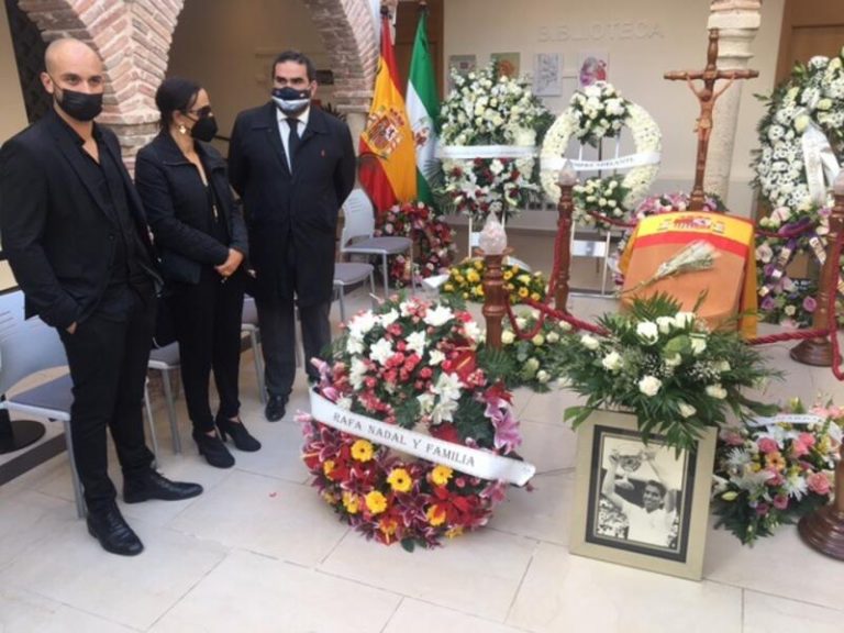 Familiares y amigos dan el último adiós a Manolo Santana en Marbella