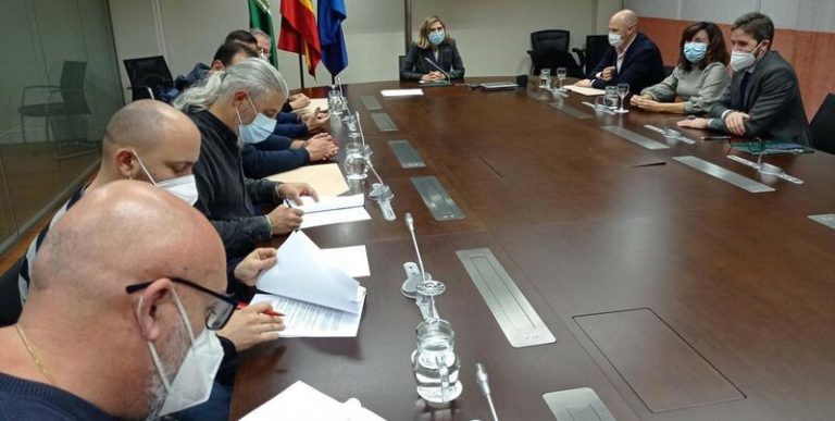 Sindicatos y empresa acuerdan un ERTE en Aernnova que frena el despido de 32 trabajadores