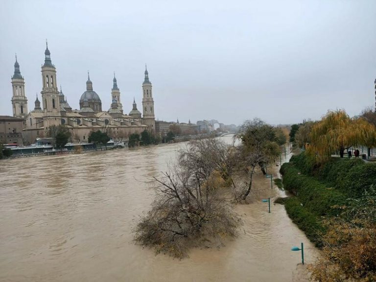 La crecida del Ebro no provoca por ahora incidencias graves en la capital aragonesa