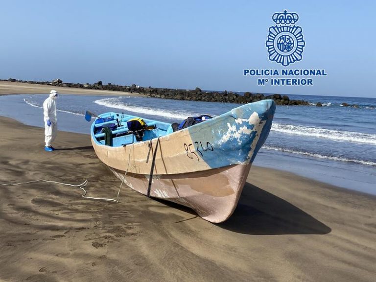 Detienen a 4 patrones del cayuco que fue rescatado hace una semana en el sur de La Gomera