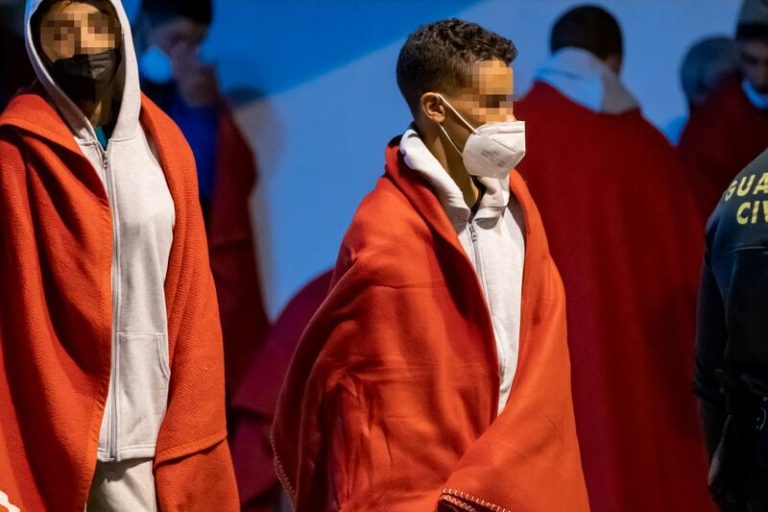 Los obispos presentan una guía para acompañar a los menores migrantes solos