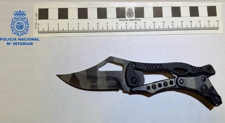 Juicio contra un acusado de asestar seis navajazos a otro en un piso de Sevilla