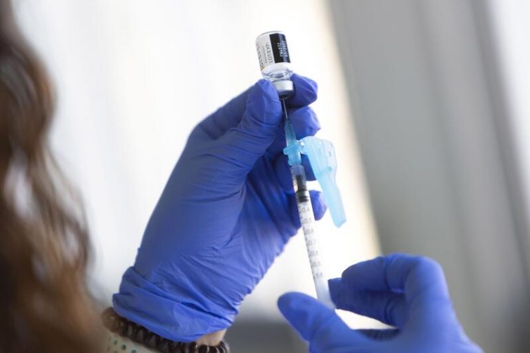 Investigan a un profesor por decir a las familias que la vacuna tiene efectos 