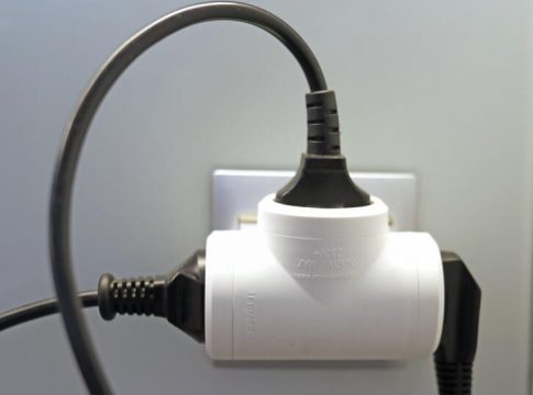 Precio de la luz El precio de la luz se dispara de nuevo este jueves a un nuevo récord histórico de 302,48 euros/MWh