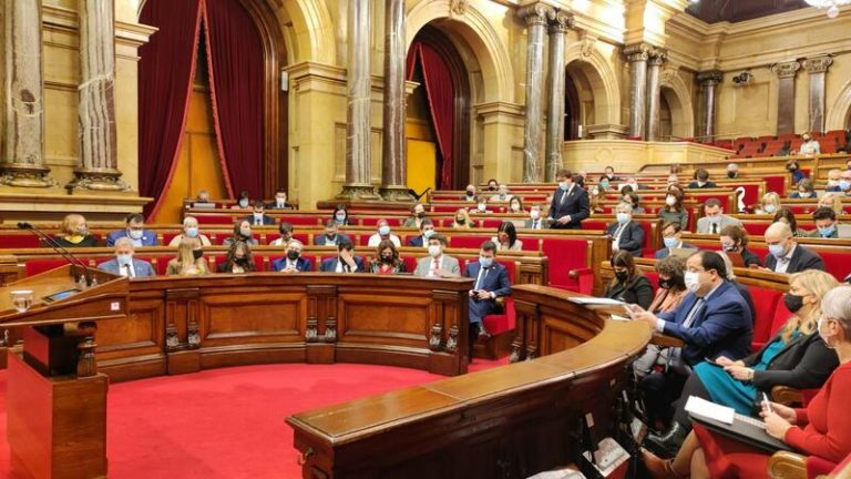 El Parlament pide al Govern apoyar la ampliación de El Prat con la abstención de ERC