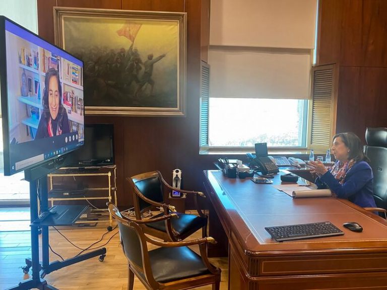 Robles apoya con su homóloga de Canadá la postura de la OTAN ante la escalada militar de Rusia en la frontera de Ucrania