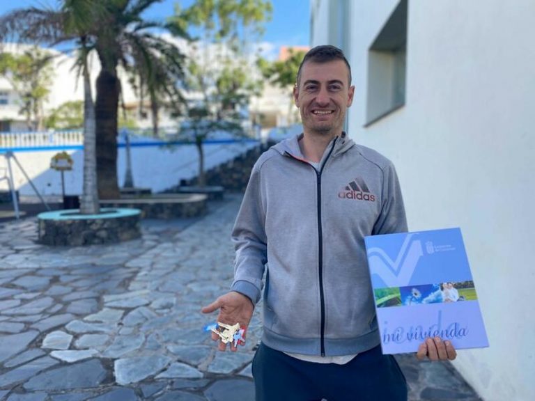 Entregan ocho viviendas de la promoción de 46 pisos adquiridos por el Gobierno en Tazacorte