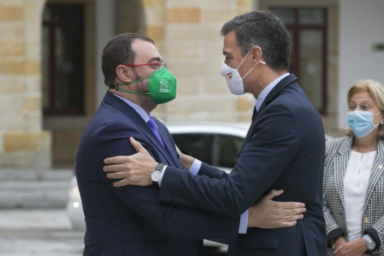 Sánchez envía un mensaje de ánimo al presidente de Asturias tras ser ingresado por covid-19