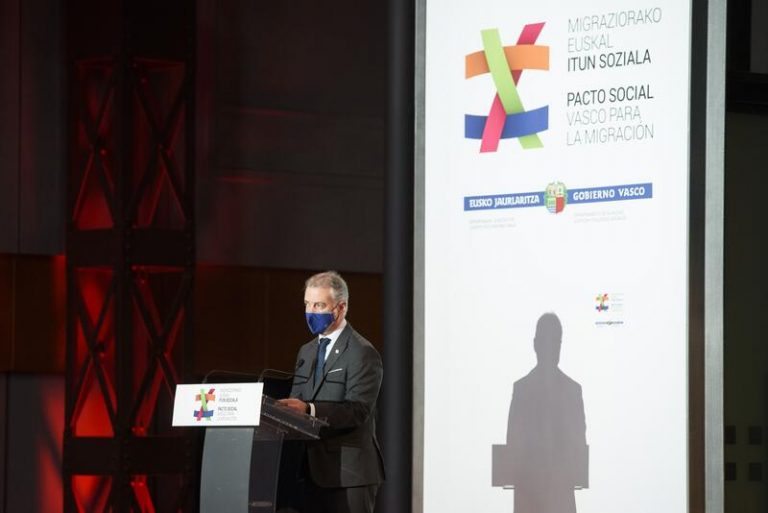 Urkullu reclama la transferencia en materia de inmigración en el Día Internacional de las Personas migrantes