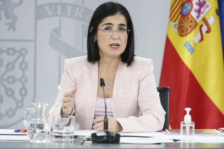 Darias llama a las CCAA a acelerar el ritmo de vacunación