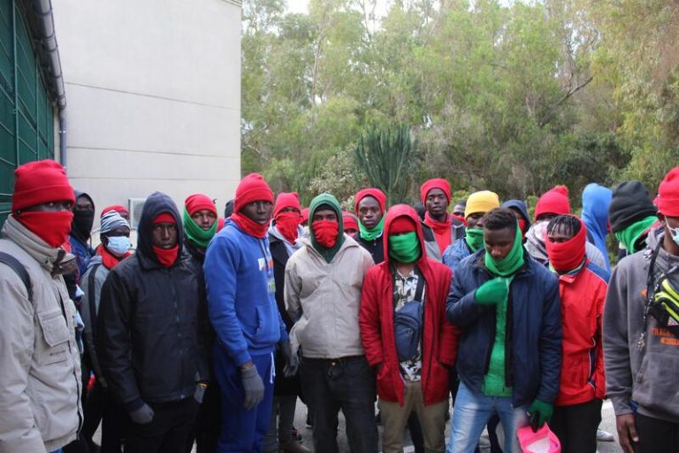 Decenas de migrantes subsaharianos inician una huelga de hambre exigiendo poder salir de Ceuta