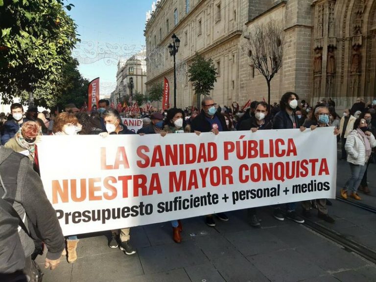 Miles de personas concentradas en Sevilla en defensa de la salud pública