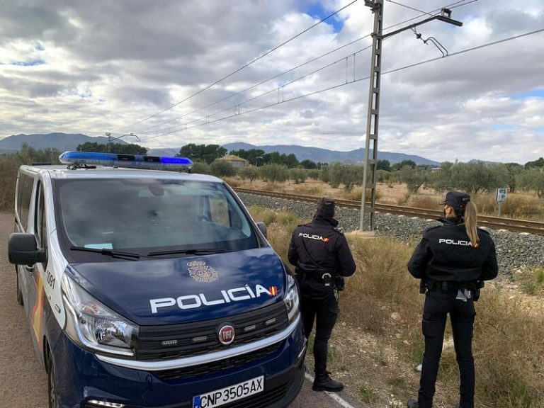 La Policía salva la vida a un hombre que caminaba por las vías del tren en Elda