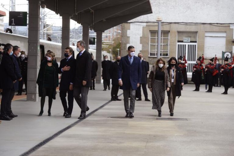 Gaitas, seguidores del Rey y el recuerdo de Angrois para recibir el AVE a Galicia