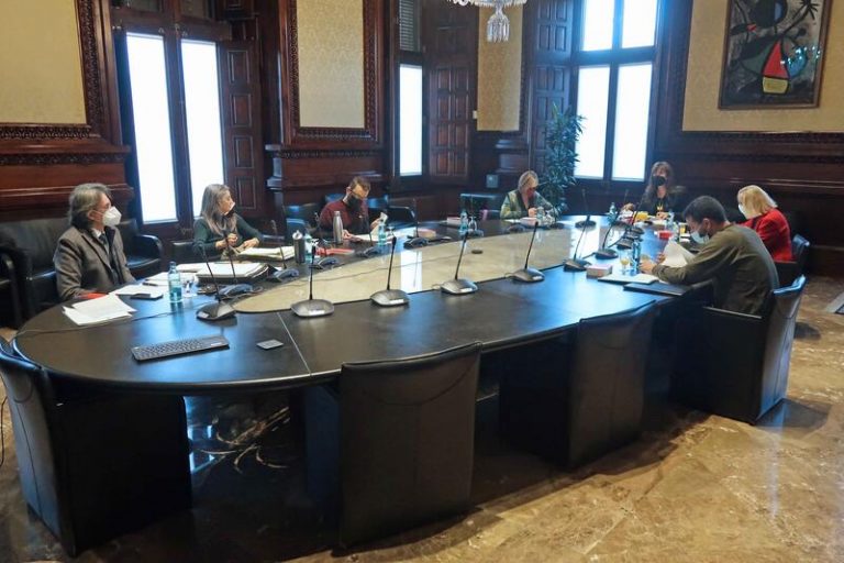 El Parlamento catalán acuerda reducir a 72 los diputados presenciales en el pleno