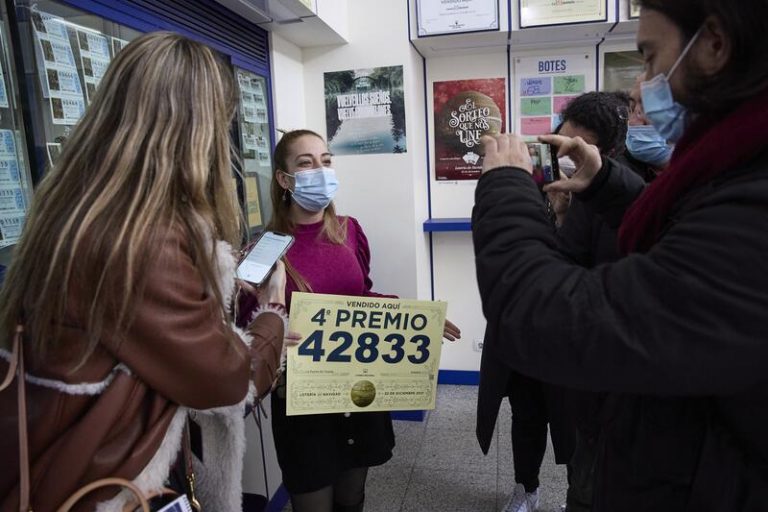 La calle Toledo cambia su suerte repartiendo 'El Gordo' y un cuarto