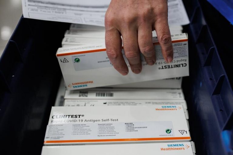 Los farmacéuticos celebran la autorización temporal de más test de antígenos